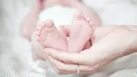 Ilustrasi bayi. (Photo by Rene Asmussen: https://www.pexels.com/photo/close-up-of-hands-holding-baby-feet-325690/)