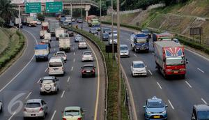 Arus lalulintas di jalan tol Jagorawi, Jakarta, Rabu (8/7/2015). Pemerintah mulai Selasa (7/7) pukul 00.00 WIB memberikan diskon tarif seluruh ruas jalan tol sebesar 25-35 persen sampai Rabu (22/7) pukul 24.00 WIB. (Liputan6.com/Faizal Fanani)