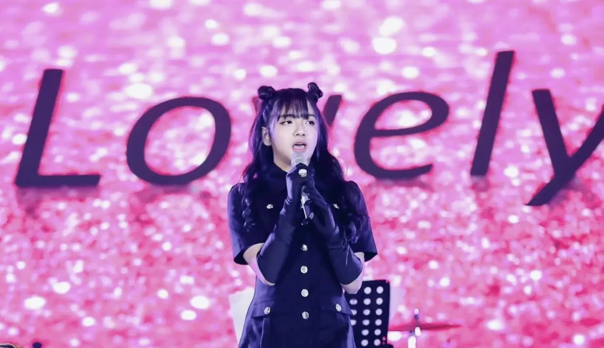 Tampilannya begitu anggun dengan gaya fashion yang sempurna di atas pentas. [Foto: Lovely Rumangkan/ Instagram].