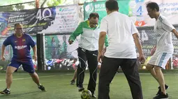 Menteri Tenaga Kerja Hanif Dhakiri (tengah) dan Direktur Utama BPJS Ketenagakerjaan Agus Susanto (kiri) bermain futsal pada Turnamen BPJS Futsal Challenge 2017 di Planet Futsal, Kuningan, Jakarta, Minggu (12/11).  (Liputan6.com/Fery Pradolo)
