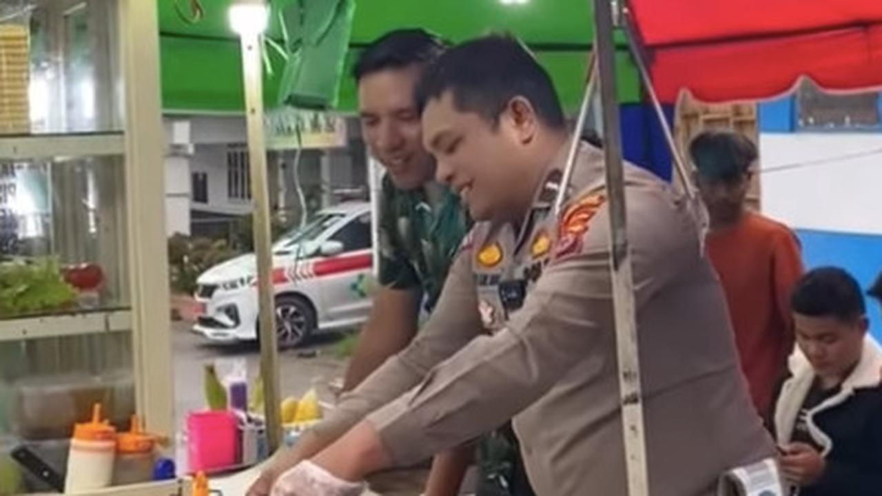Masih Berseragam Lengkap, Polisi ini Jualan Roti Bakar di Pinggir Jalan Alasannya Menyentuh Hati