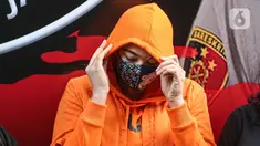 Artis Catherine Wilson dihadirkan sebagai tersangka saat pengungkapan kasus narkoba di Polda Metro Jaya,  Sabtu (18/7/2020). Catherine menjadi tersangka penyalahgunaan narkoba usai di tangkap petugas di rumahnya dengan barang bukti 2 gram sabu. (Liputan6.com/Faizal Fanani)