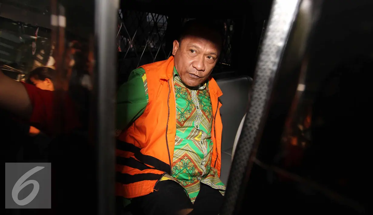 Rusli Sibua memasuki mobil tahanan usai menjalani pemeriksaan KPK, Jakarta, Rabu (22/7/2015). Rusli meminta KPK memeriksa Bambang Widjojanto yang sempat menjadi pengacaranya saat sengketa Pilkada Morotai 2011 di MK. (Liputan6.com/Helmi Afandi)