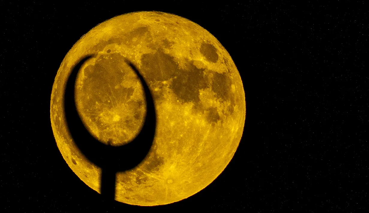 Supermoon terbit di belakang menara masjid di Beirut, Lebanon, Selasa, 1 Agustus 2023. Supermoon pertama telah terjadi pada 3 Juli 2023, dan supermoon ketiga dan keempat akan terjadi pada 30 Agustus dan 29 September 2023. (AP Photo/Hassan Ammar)