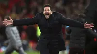 Pelatih Atletico Madrid, Diego Simeone, merayakan kemenangan atas Liverpool pada laga Liga Champions di Stadion Anfield, Rabu (11/3/2020). Liverpool takluk 2-3 dari Atletico Madrid. (AP/Peter Byrne)