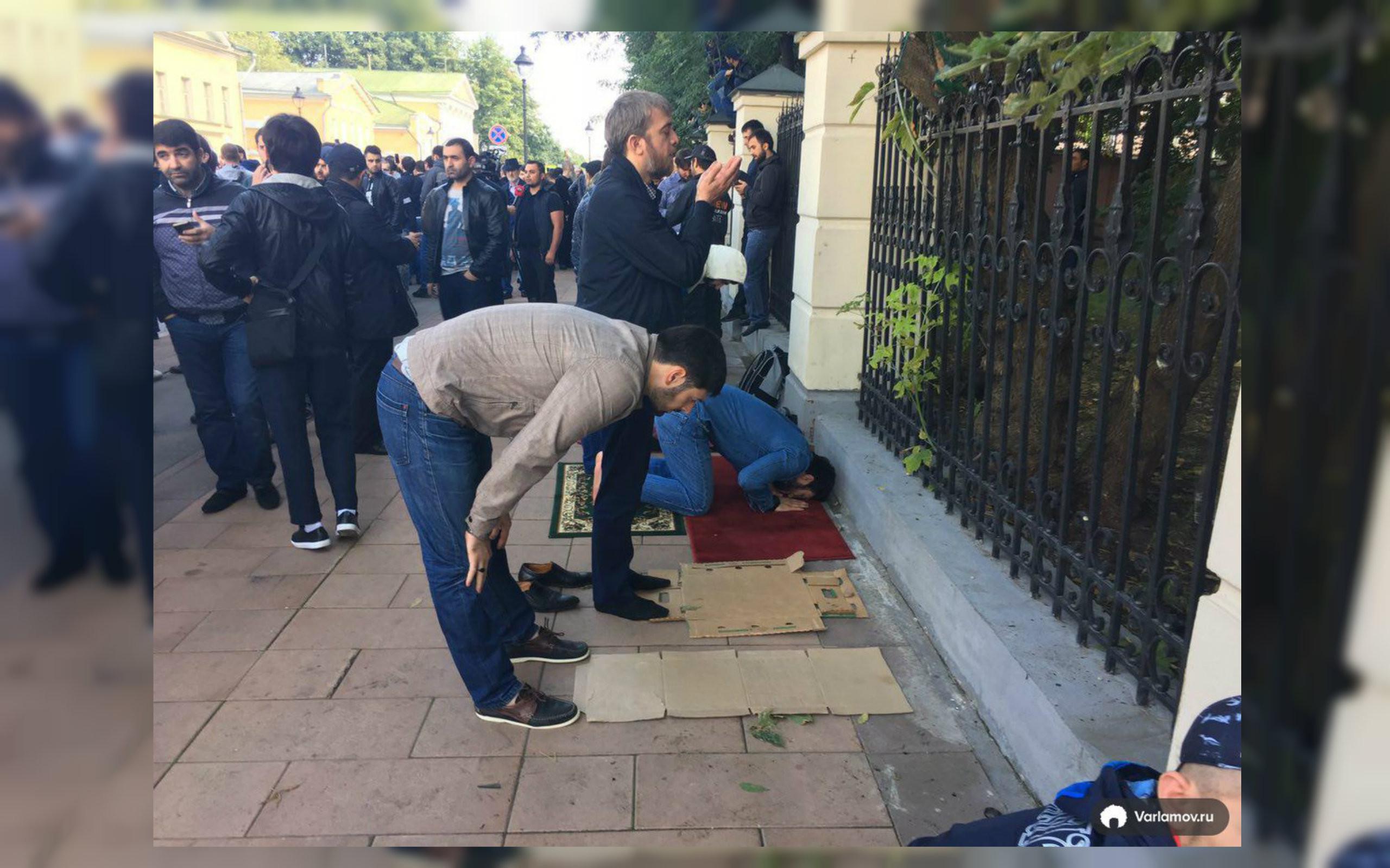 Demi Rohingya, 800 Muslim di Rusia Salat di Depan Kedubes Myanmar (varlamov Twitter) 