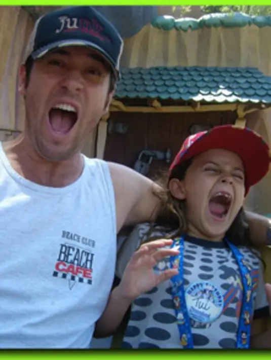 Tu Morrow. Sulit untuk membayangkan apa yang Rob Morrow dan istrinya, Debbon Ayer pikirkan ketika mereka menamakan putrid mereka Tu Morrow. Entah karena mereka melihat ke depan atau karena menyukai lagu klasik ‘Annie’. (via instagram/@officialrobmorrow)
