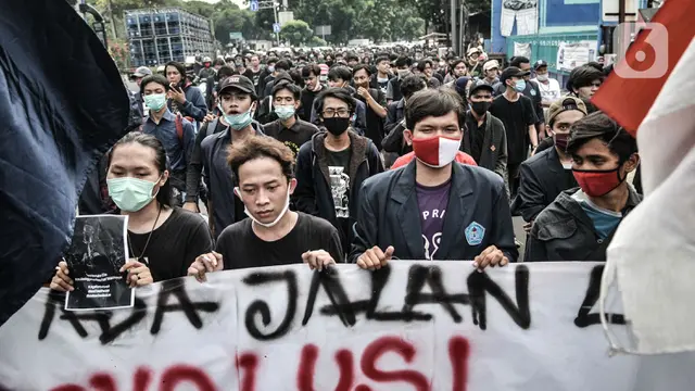 FOTO: Aksi Longmarch Mahasiswa Tolak UU Cipta Kerja