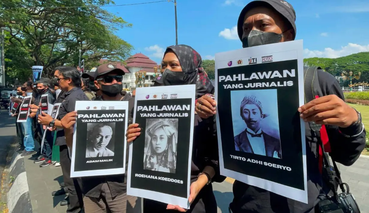 Wartawan yang tergabung dalam PWI Malang Raya, AJI Malang, IJTI Korda Malang, dan PFI Malang menyampaikan pernyataan sikap saat aksi damai di Bundaran Tugu Kota Malang, Senin (27/7/2026). (PFI Malang)