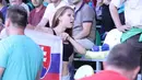 Wanita cantik ini membentangkan bendera Slowakia sebagai bentuk dukungan