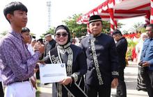 Momentum HUT ke-26, Pemkot Bontang Serahkan Seragam dan Tablet Gratis untuk Siswa