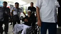 Abu Bakar Ba'asyir dibantu petugas saat tiba di RSCM Kencana, Jakarta, Selasa (29/1). Abu Bakar Ba'asyir akan menjalani pemeriksaan kesehatan secara rutin untuk memeriksa kesehatannya pertiga bulan. (Merdeka.com/Imam Buhori)