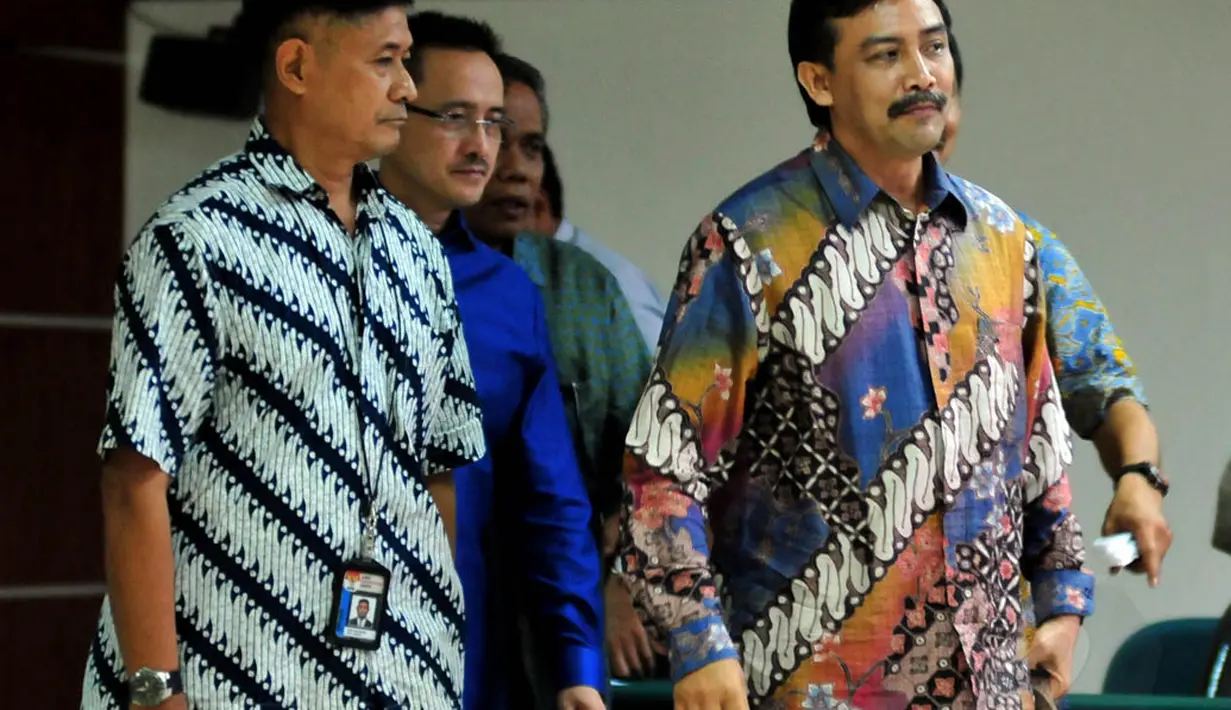 Usai menghadapi sidang pembcaan vonis Mantan Menteri Pemuda dan Olahraga Andi Mallarangeng keluar dari ruangan sidang. (Liputan6.com/Johan Tallo)