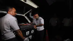 Petugas membawa kotak berisi "Black Box" jenis Flight Data Recorder (FDR) yang baru saja tiba di Gedung KNKT, Jakarta, Senin (12/1). (Liputan6.com/Miftahul Hayat)
