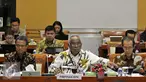 Plt Ketua KPK Taufiequrrahman Ruki (Tengah) bersama Wakil Ketua Zulkarnaen mengikuti rapat dengar pendapat dengan Komisi III DPR di Kompleks Parlemen, Jakarta, Kamis (19/11). Rapat membahas masukan dari KPK mengenai revisi KUHP. (Liputan6.com/Johan Tallo)