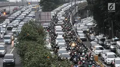 Kendaraan terjebak kemacetan di kawasan Gatot Subroto, Jakarta, Selasa (2/7/2019). Kepala Bappenas Bambang Brodjonegoro menyebut kerugian ekonomi akibat kemacetan Ibu Kota berdasarkan data tahun 2013 sebesar Rp 65 triliun per tahun dan pada 2019 mendekati Rp 100 trilliun. (merdeka.com/Iqbal Nugroho)