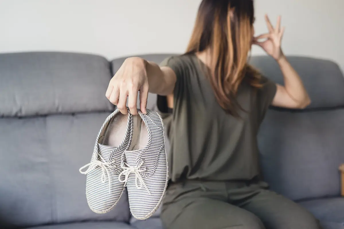 Cara Menghilangkan Bau Sepatu