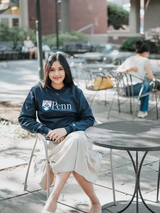 Tampak Erina bergaya khas mahasiswa mengenakan sweater almamater yang dipadukan rok midi warna khaki. [@erinagudono/@kaesangp].