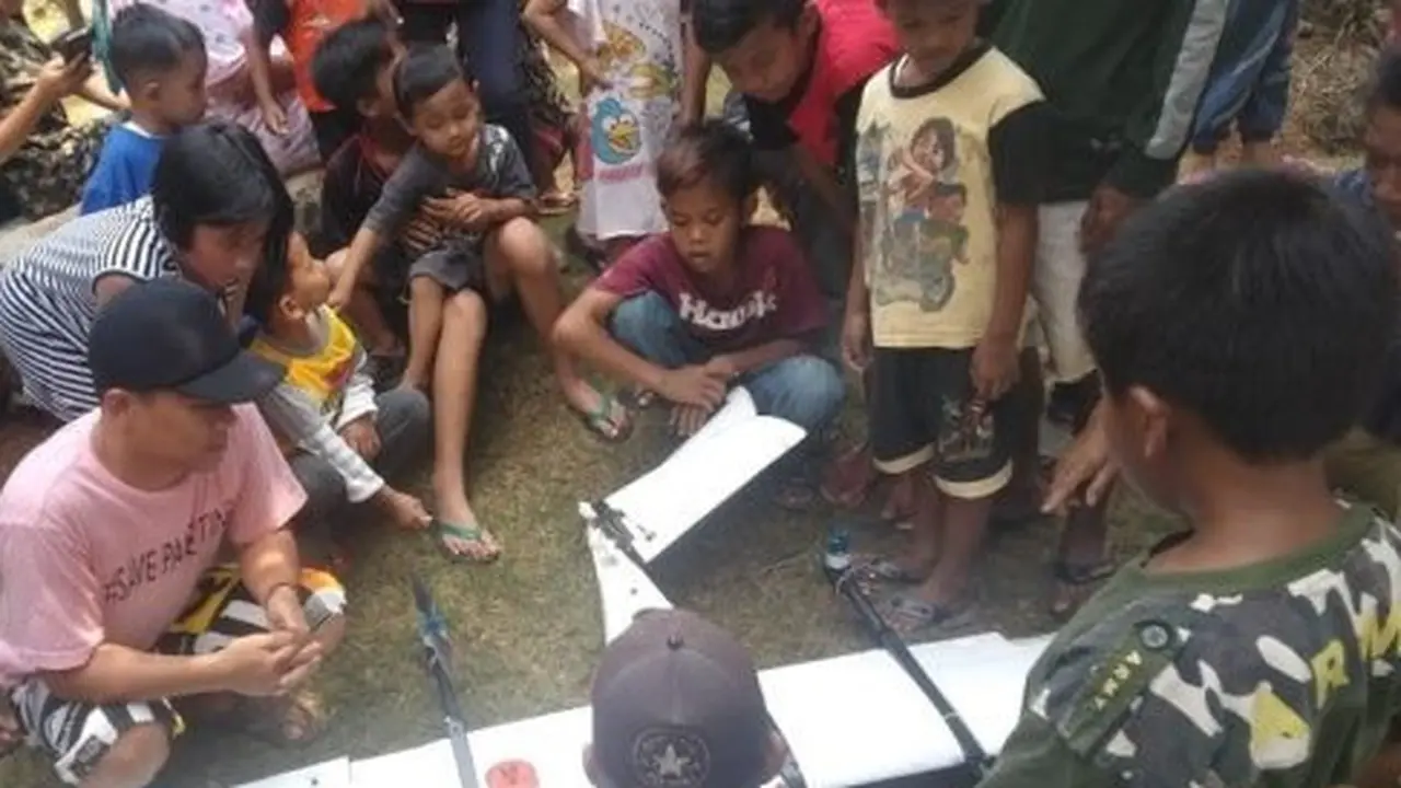 Sebuah drone yang jatuh dan tersangkut di pohon milik warga Kecamatan Sukadana, Ciamis, Jawa Barat menjadi tontonan warga