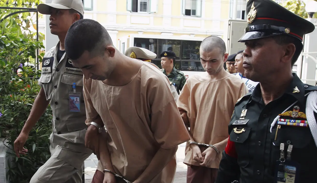 Dua tersangka pemboman Yusufu Mieraili dan Bilal Mohammed tertunduk lesu saat tiba di Pengadilan Militer (20/4). Serangan bom di Bangkok yang menewaskan 20 orang termasuk 14 orang asing, masuk dalam sejarah Thailand. (REUTERS/Chaiwat Subprasom)