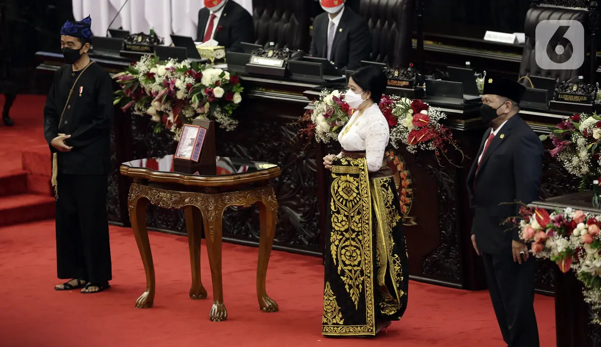 Presiden Joko Widodo atau Jokowi (kiri) bersama Ketua DPR Puan Maharani (tengah) dan Ketua MPR Bambang Soesatyo (kanan) saat mengikuti Sidang Paripurna DPR 2021 di Gedung Nusantara, Senayan, Jakarta, Senin (16/8/2021). (Liputan6.com/Angga Yuniar)