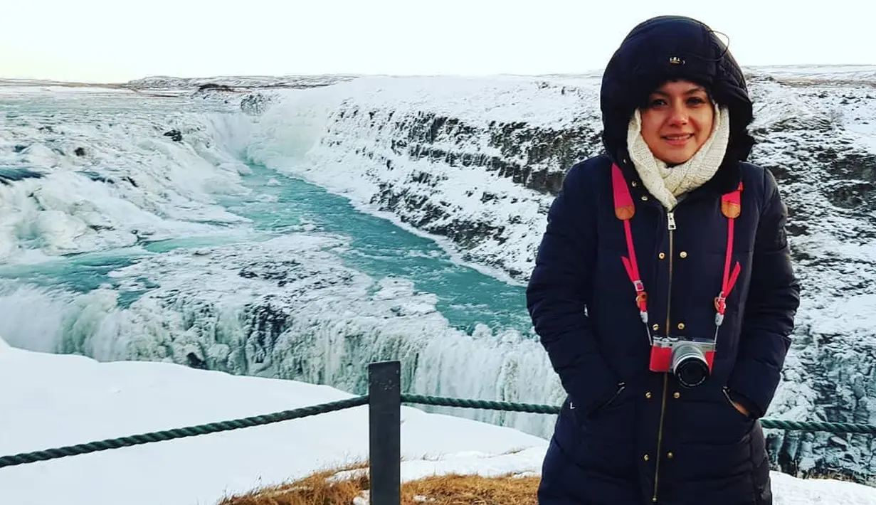 Meski tampil sangat stylish, namun cukup terlihat bahwa Viona sangat menahan udara yang begitu dingin saat itu. (Instagram/viona__rosalina)