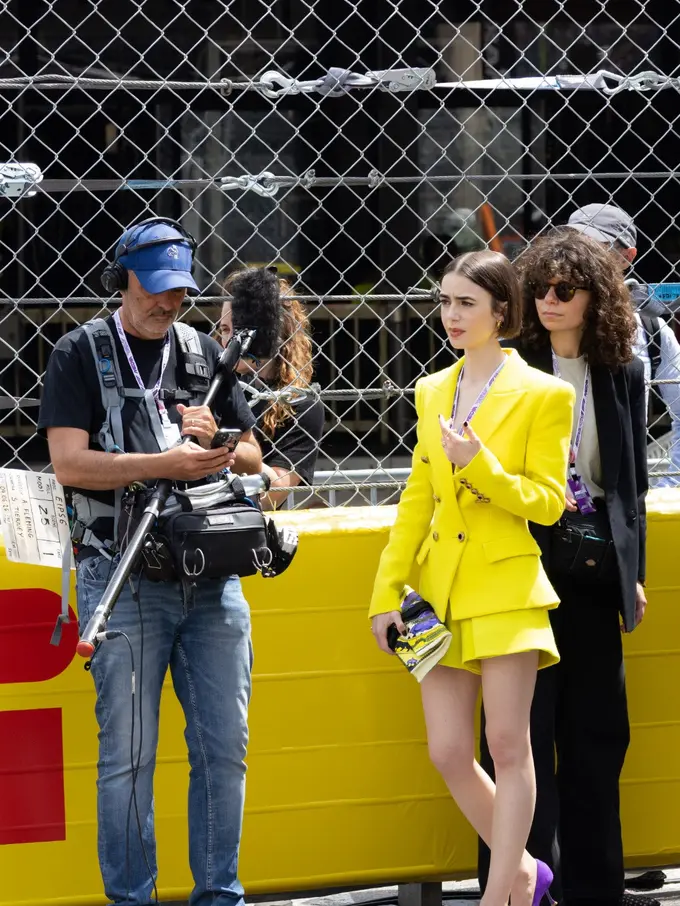 Lily Collins Tampil Chic di Formula 1 Grand Prix dengan I Love Vivier Pumps Berwarna Ungu