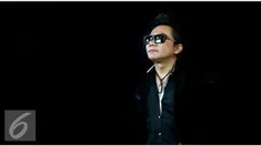 Bosan dengan keadaan band yang tak menentu, Musisi Ellino akhirnya memutuskan untuk bersolo karier. Penggemar berat musik Britpop ini juga resmi menggandeng Ade Govinda untuk single terbarunya.