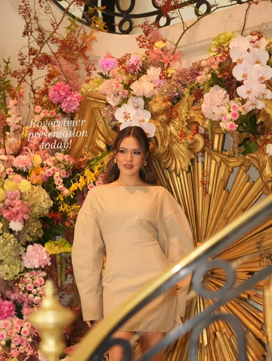 Untuk show Roger Vivier, Raisa kenakan dress pendek berlengan gelembung cokelat nude yang netral [@raisa6690]