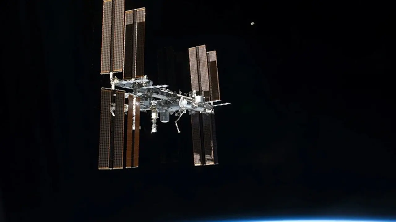 Stasiun Angkasa Luar Internasional (ISS) terlihat dari pesawat ulang-alik Atlantis pada 19 Juli 2011, setelah wahana tersebut meninggalkan kompleks orbit.