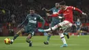 Pada menit ke-25 Manchester United akhirnya unggul 1-0. Gol dicetak Jadon Sancho lewat tembakan menyilang kaki kiri usai menerima umpan Bruno Fernandes. (AP/Jon Super)