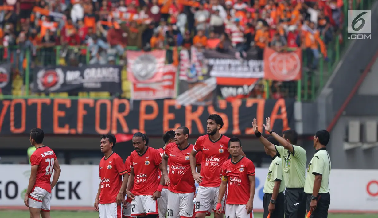 Pemain Persija berkumpul usai laga melawan Perseru pada lanjutan Liga 1 Indonesia di Stadion Patriot Candrabhaga, Bekasi, Selasa (19/9). Laga dimenangkan Persija 1-0. (Liputan6.com/Helmi Fithriansyah)