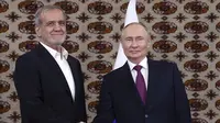 Presiden Iran Presiden Masoud Pezeshkian dan&nbsp;Presiden Rusia Vladimir Putin saat bertemu di&nbsp;Ashgabat, ibu kota Turkmenistan, pada Jumat (11/10/2024). (Dok. Alexander Shcherback, Sputnik, Kremlin pool photo via AP)