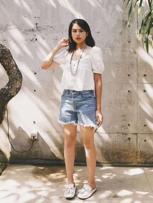 Memadukan blouse berwarna putih dan hotpants jeans, outfit ini cocok dipakai saat akhir pekan. (Instagram: Maudyayunda)