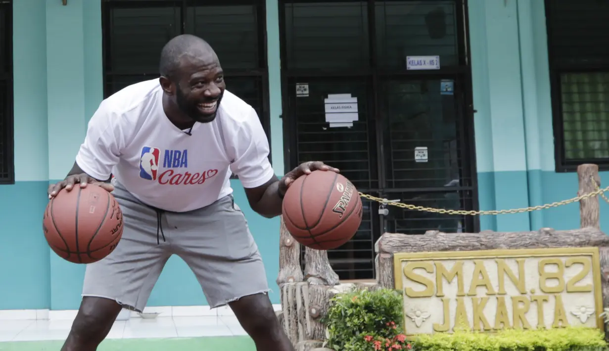 Legenda NBA, Jason Richardson, memberikan pelatihan kepada siswa SMA 82 Jakarta, Kamis (28/3). Kunjungan peraih dua gelar juara kontes slamdunk NBA tersebut merupakan bagian dari rangkaian program Jr NBA. (Bola.com/M Iqbal Ichsan)