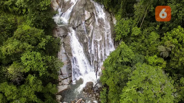 Dingin Pagi Sembari Menikmati Air Terjun Boroma yang Memukau di Kabgor foto: Uyan (Arfandi Ibrahim/Liputan6.com)