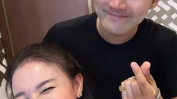 Pelantun lagu Hati Yang Kau Sakiti itu terlihat sangat bahagia karena akhirnya bisa kembali bertemu dengan Choi Siwon. Rossa juga ternyata punya kedekatan dengan para member Super Junior. (Liputan6.com/IG/@itsrossa910)