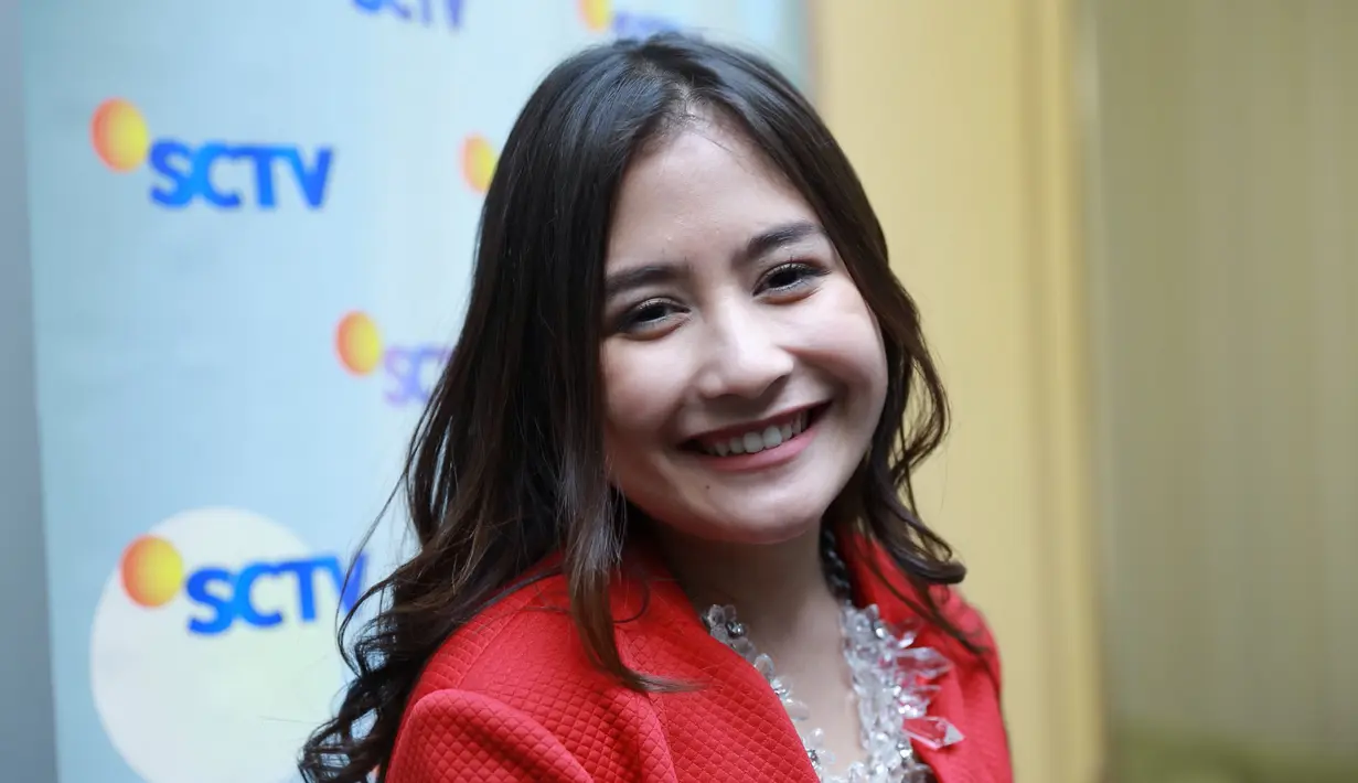 Tidak ingin mengecewakan penggemar setia NOAH yang memadati studio, Prilly juga masih terus menghafal sebelum dirinya naik ke panggung. (Galih W. Satria/Bintang.com)