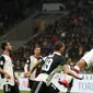 Pemain AC Milan Zlatan Ibrahimovic menyundul bola saat menghadapi Juventus pada pertandingan Coppa Italia di Stadion San Siro, Milan, Italia, Kamis (13/2/2020). Pertandingan berakhir 1-1. (AP Photo/Antonio Calanni)