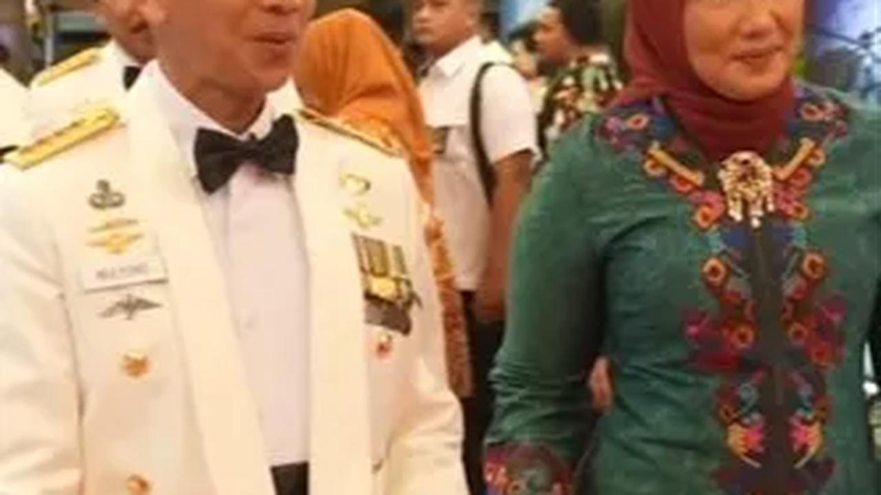 Tidak datang sendiri, Mulyono terlihat didampingi oleh sang istri. <br>