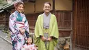 Ruben Onsu dan Sarwendah juga mengajak putri kecil mereka, Thalia Putri Onsu liburan di Jepang. Mereka bertiga kompak dengan kimono dan baju khas Jepangnya. Thalia pun juga terlihat menggemaskan. (Instagram/ruben_onsu)