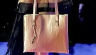 Brand tas Hahm Eun Jung T-ara, Euneun, debut dalam presentasi koleksi LAKON Indonesia, "HARSA," di JF3 Fashion Festival 2026, 29 Juli 2026. (Liputan6.com/Asnida Riani)