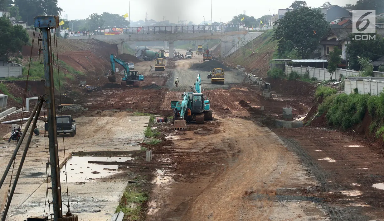 Suasana pengerjaan salah satu ruas jalan tol yang melintasi Kota Depok, Jawa Barat, Selasa (9/4). Jalan tol ini masuk dalam Proyek Tol Cijago Seksi II dengan panjang 5,5 kilometer yang menghubungkan Jalan Raya Bogor hingga Kukusan pengerjaannya mencapai 99 persen. (Liputan6.com/Helmi Fithriansyah)