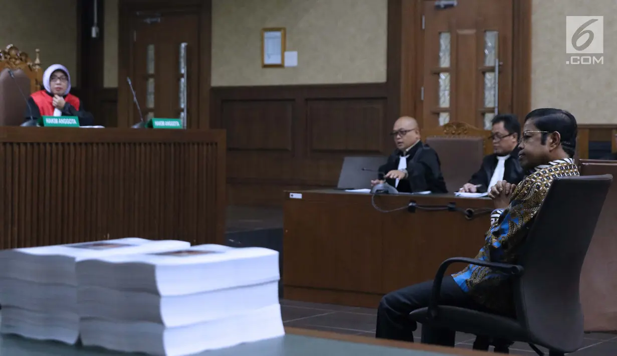 Terdakwa penerimaan suap terkait kerja sama pembangunan PLTU Riau-1, Idrus Marham menyimak pembacaan tuntutan pada sidang di Pengadilan Tipikor, Jakarta, Kamis (21/3). Idrus Marham dituntut hukuman 5 tahun penjara. (Liputan6com/Helmi Fithriansyah)