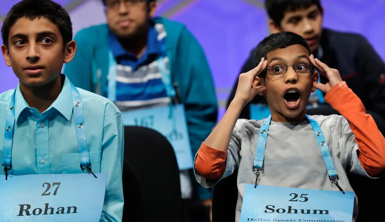 Sohum Sukhatankar (11), peserta dari Texas, bereaksi saat mendengarkan peserta lain mengeja dalam bahasa Inggris pada acara 90th Scripps National Spelling Bee di Oxon Hill, Maryland, Kamis (1/6). (AP Photo/Jacquelyn Martin)