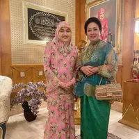 Selanjutnya masih dari brand yang sama, mantan istri Prabowo itu terlihat menenteng Chanel Tweed Classic Flap Bag. Mengutip dari laman Farfetch, tas ini merupakan salah satu aksesori paling ikonik dari label tersebut. Hadir dengan banyak pilihan warna dan wol-tweed sebagai ciri khas desain, tas ini dibanderol sekitar Rp70,2 jutaan. [@titieksoeharto]