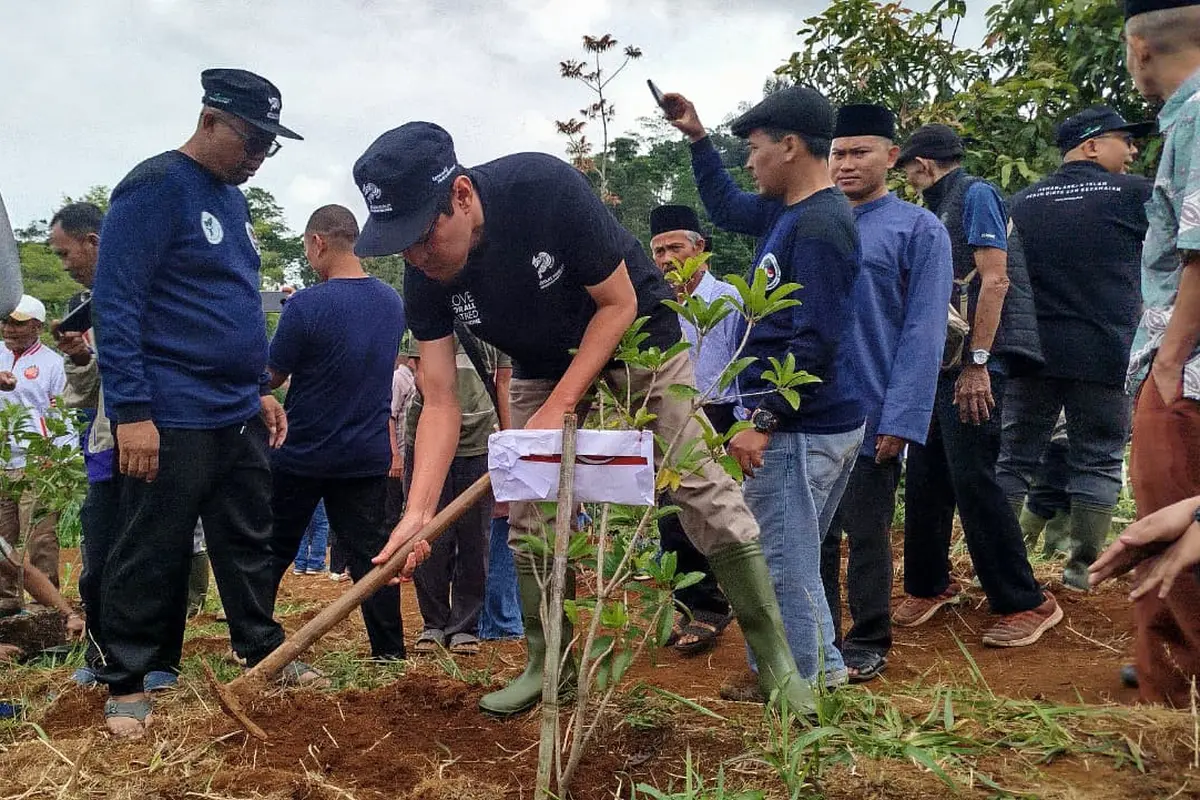 Program Penanaman 100.000 Pohon Tahap III dengan menanam 24.000 pohon kopi Arabika dan Robusta di sejumlah wilayah Jawa Barat. (Istimewa)