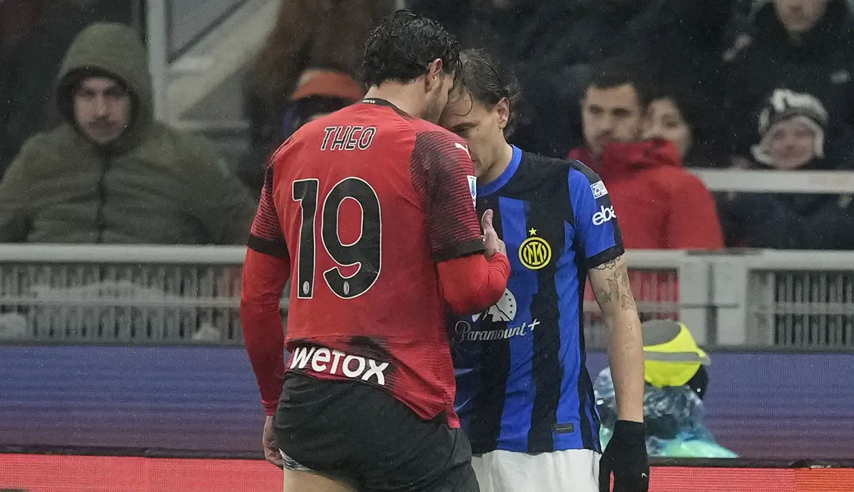 Bek AC Milan, Theo Hernandez (kiri) dan gelandang Inter Milan, Nicolo Barella saling beradu kepala pada laga pekan ke-33 Serie A Liga Italia 2023/2024 di San Siro Stadium, Milan, Senin (22/4/2024). (AP Photo/Luca Bruno)