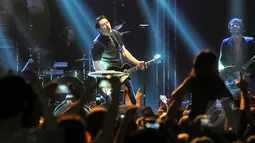 Di atas panggung, Owl City terlihat intim bersama barisan penonton yang memadati Rolling Stone Cafe, Jakarta, Senin (11/5/2015). (Liputan6.com/Panji Diksana) 
