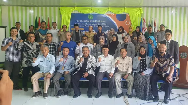 Para Perwakilan guru dalam FGD ‘Optimalisasi Pengangkatan Guru PPPK Untuk Kemajuan Pendidikan di Kabupaten Garut’, yang digelar Sekolah Tinggi Agama Islam (STAI) Siliwangi Garut. (Liputan6.com/Jayadi Supriadin)